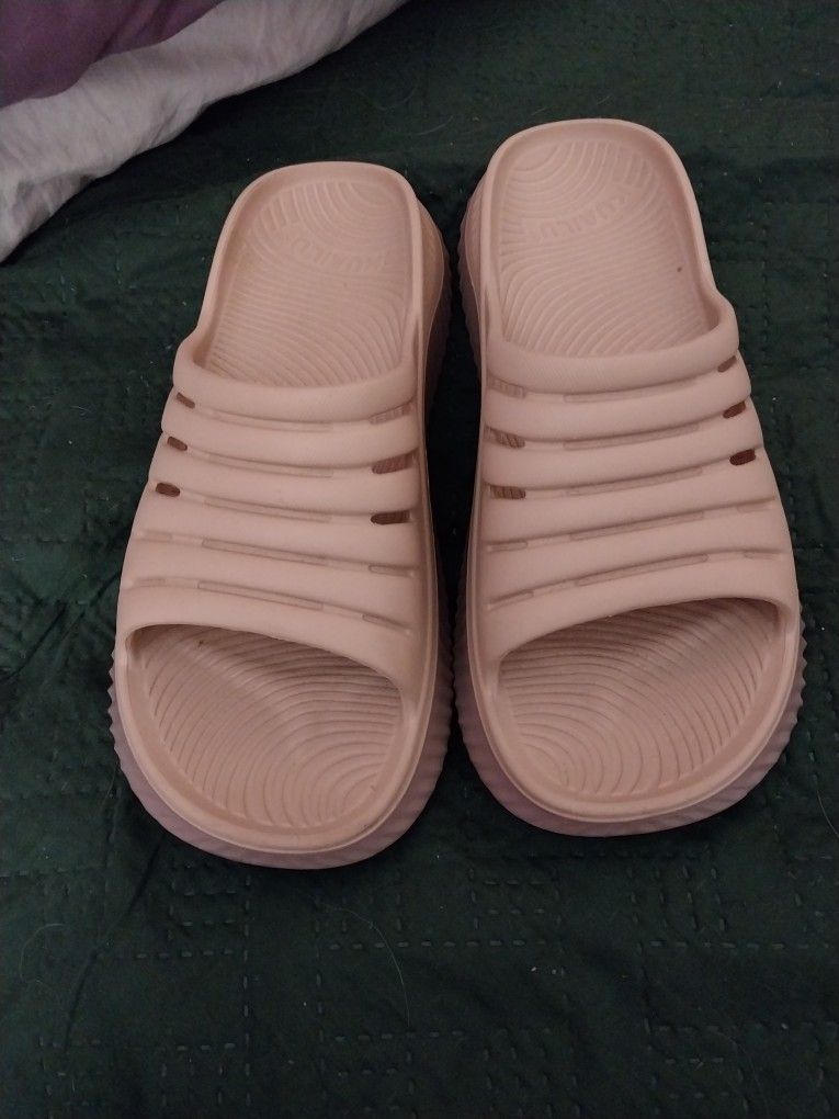 Lady's Kuailu Sandal Size 9 30 Dollars