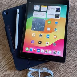 Apple iPad 7th Generation 32GB With Logitech Keyboard case , Pencil & charger 