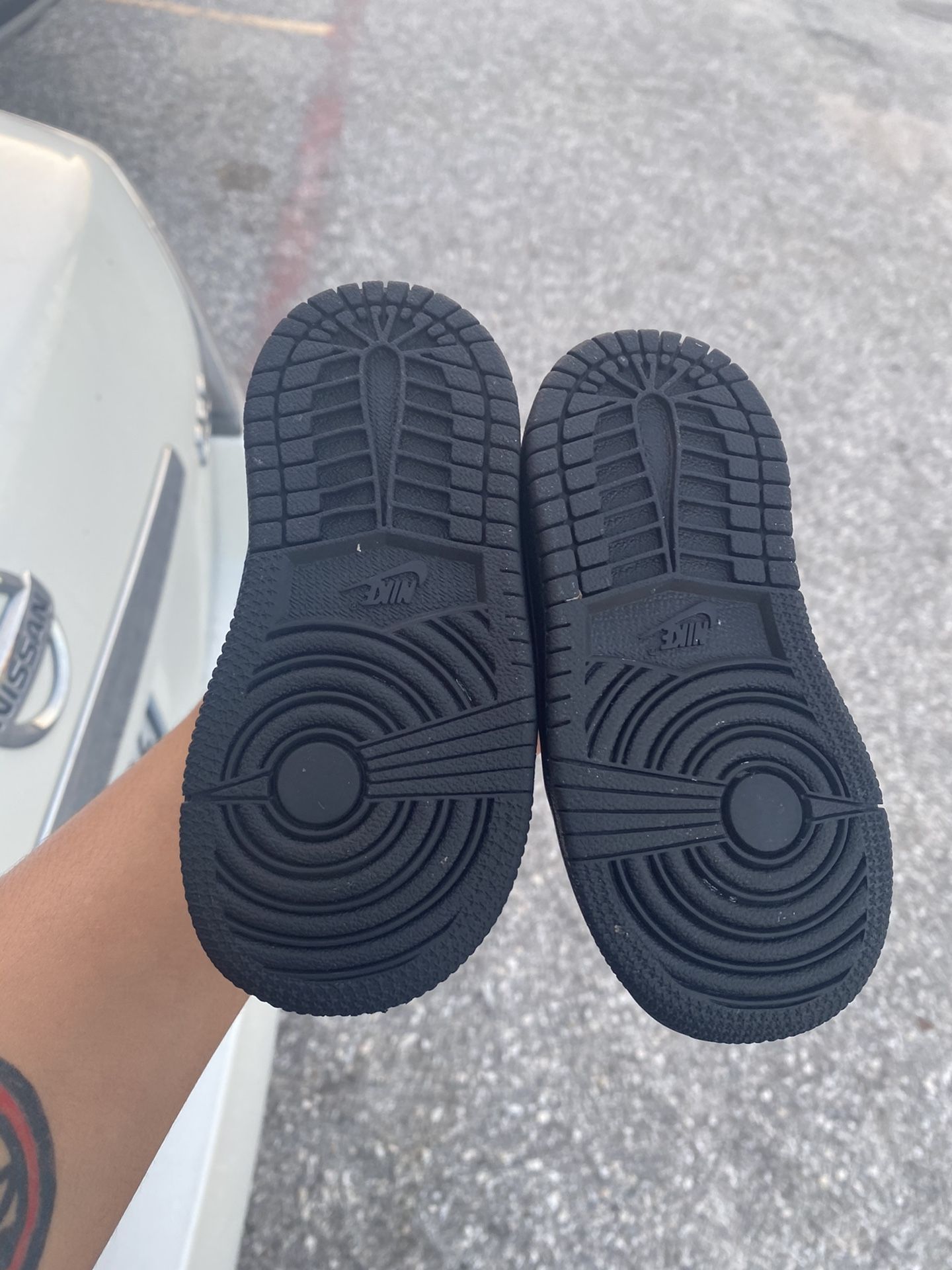 Jordan 1 mid Triple Black