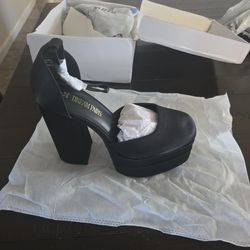 Dream Pairs platform shoes size 8
