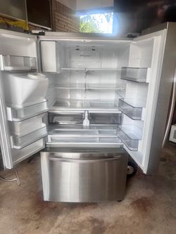 Refrigerator with ice maker