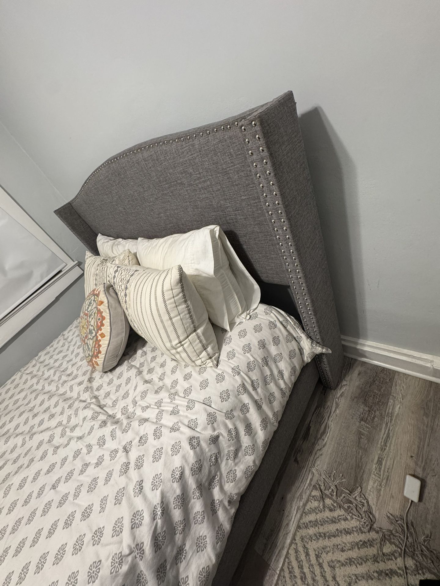 Bed/Frame/Mattress 