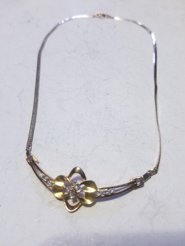 14K diamond necklace diamond in the center Diamonds on the side