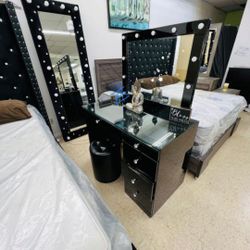 Morgan Black Makeup Vanity Set with Lighted Mirror
Crown Mark $10 Down Payment And Financing Available