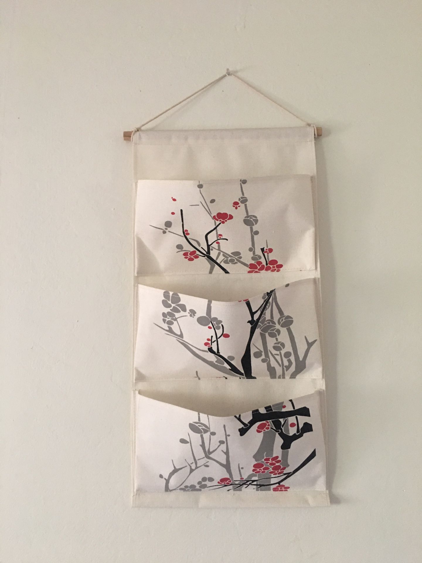 Hanging storage bag with three pockets (plum blossom)