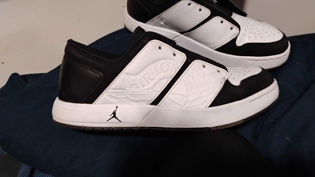 AIR JORDAN RETRO MENS SIZE 9.5