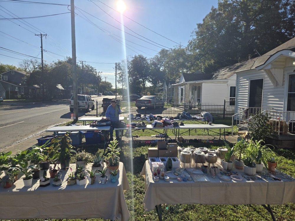 4235 LAWNVIEW AVE 75227 Garage / Plant / Toys / Clothes  Sale