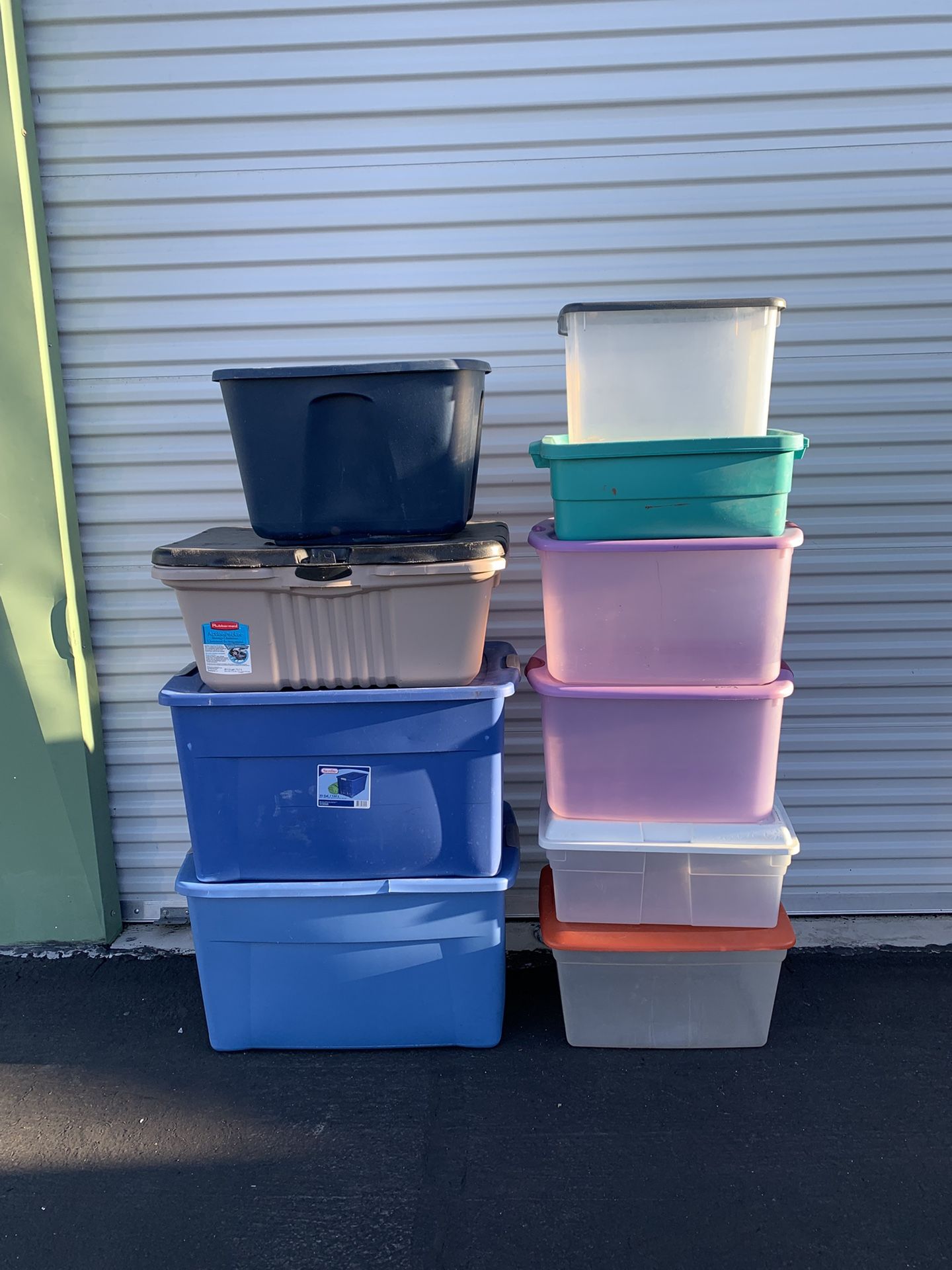 Set of 10 plastic/storage bins boxes