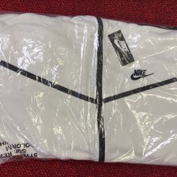 MEDIUM WHITE NIKE HOODIE AND SWEATPANTS 