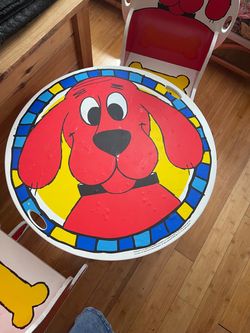 VNTG  Scholastic 2001 Clifford the Big Red Dog Kids Table and Chair Set