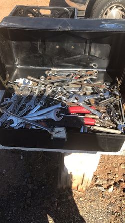 Over 300 wrenches. Some really good name brands.