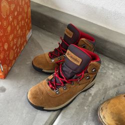 Women's 8.5 Columbia Hiking Boots