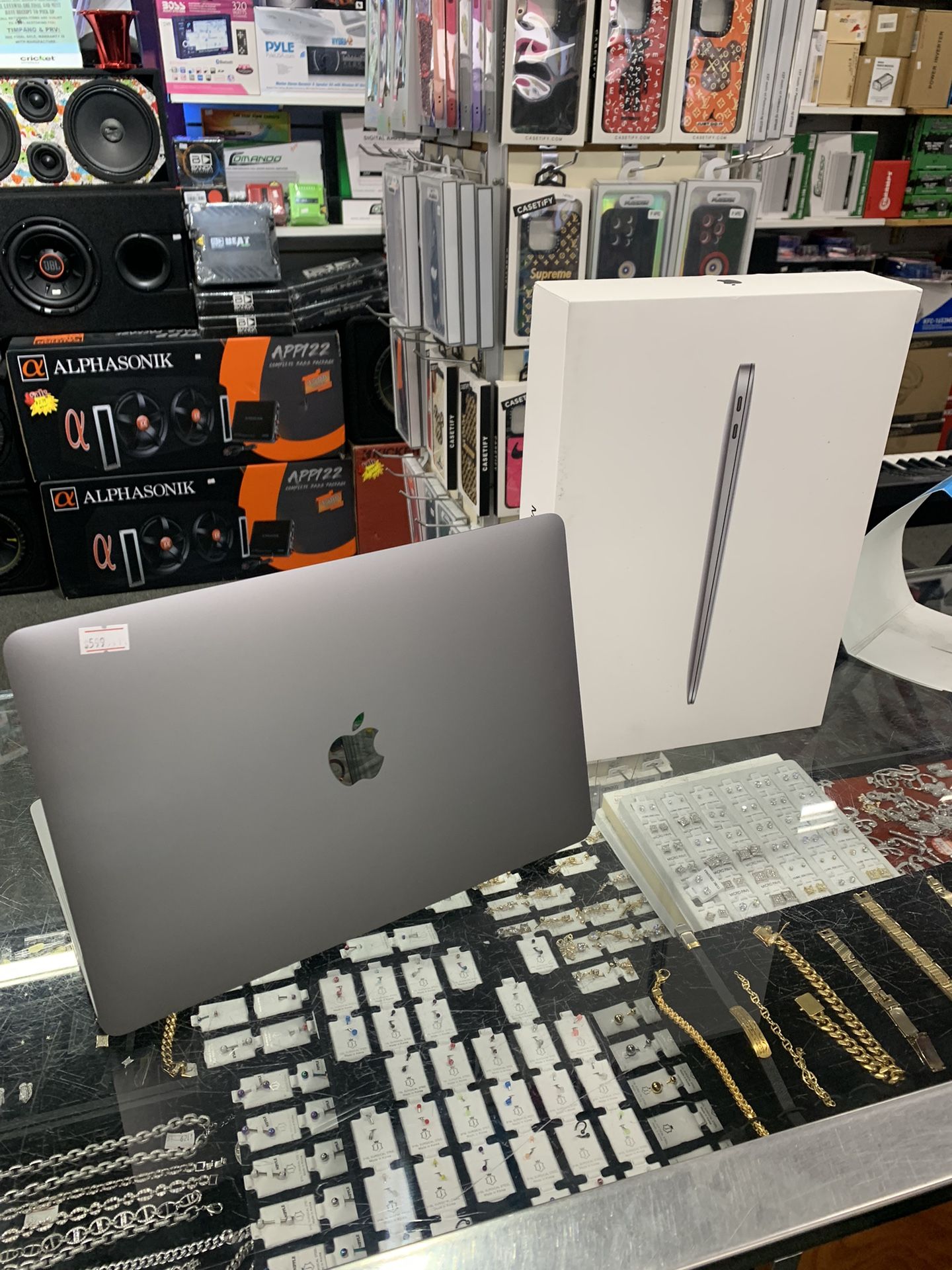 MACBOOK 2020 M1 Like New IN OPEN BOX
