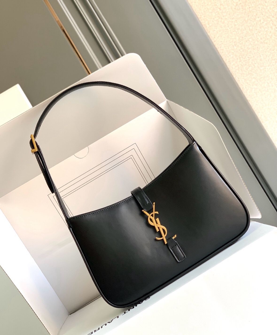 Saint Laurent YSL LE5A7