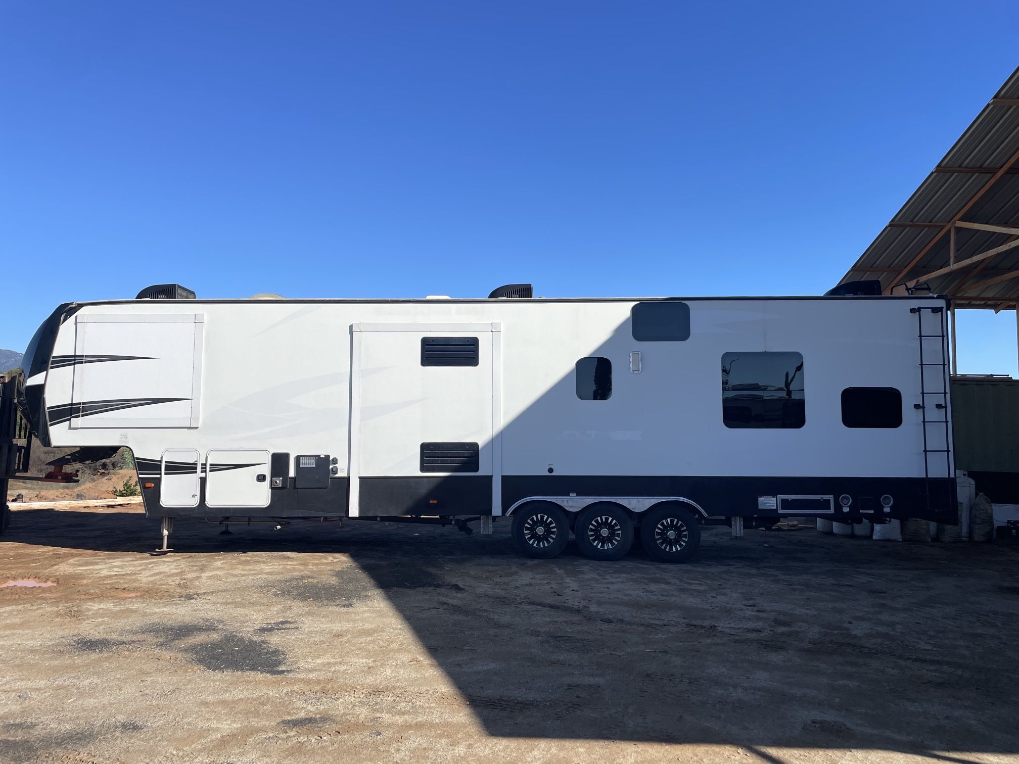 2017 Dutchman Voltage