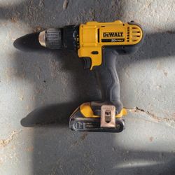 DEWALT DRILL With Battery DCD771