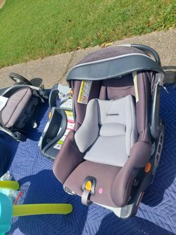 Chicco Keyfit 30 infant car seat w/ 2 bases for 2 vehicles.