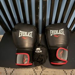 Everlast Core Training Boxing Gloves 14 oz Red/Black Set Of 2