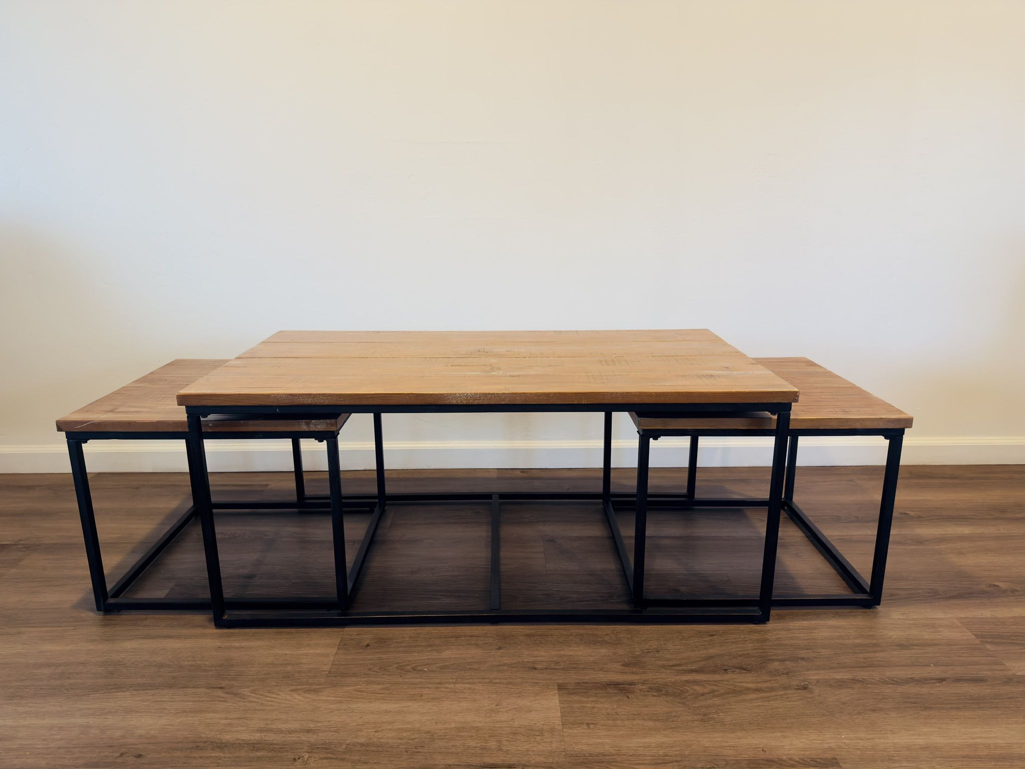 Jerome’s Coffee Table With 2 Side Tables $100