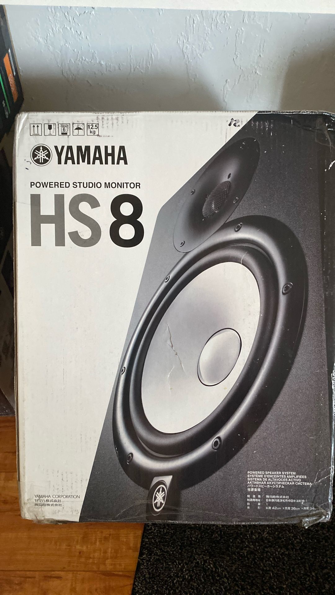 YAMAHA HS8 8” POWERED STUDIO MONITOR PLUS STANDS