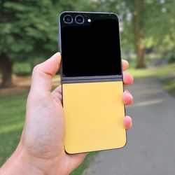 Z Flip 5 (Yellow) • 512 GB • Unlocked 🔐 • Like New!   