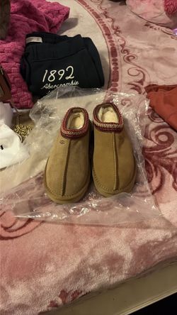 Ugg -Read description!!size 7 only available
