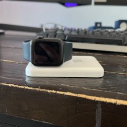 Apple Watch SE with Apple Magsafe Battery Pack