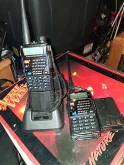 2 walkie talkies with charger