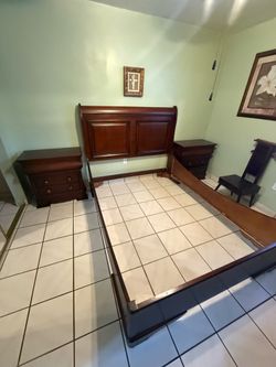 Queen Elegant Solid Wood Bedroom Set