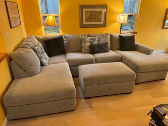 Broyhill Parkdale Sectional With