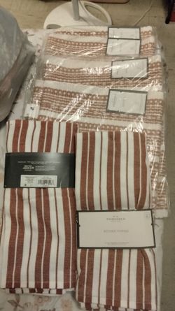 Brand new kitchen towel set of 5 & 4 bath rugs $30