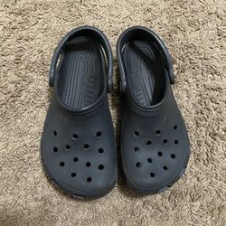 Crocs size 4 little kids