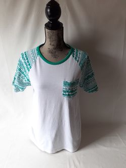 Carbon women's short sleeve green and white graphic short sleeve t-shirt size S