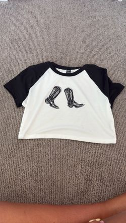 Shein, Cropped Graphic Tee shirt, Black And White, Large