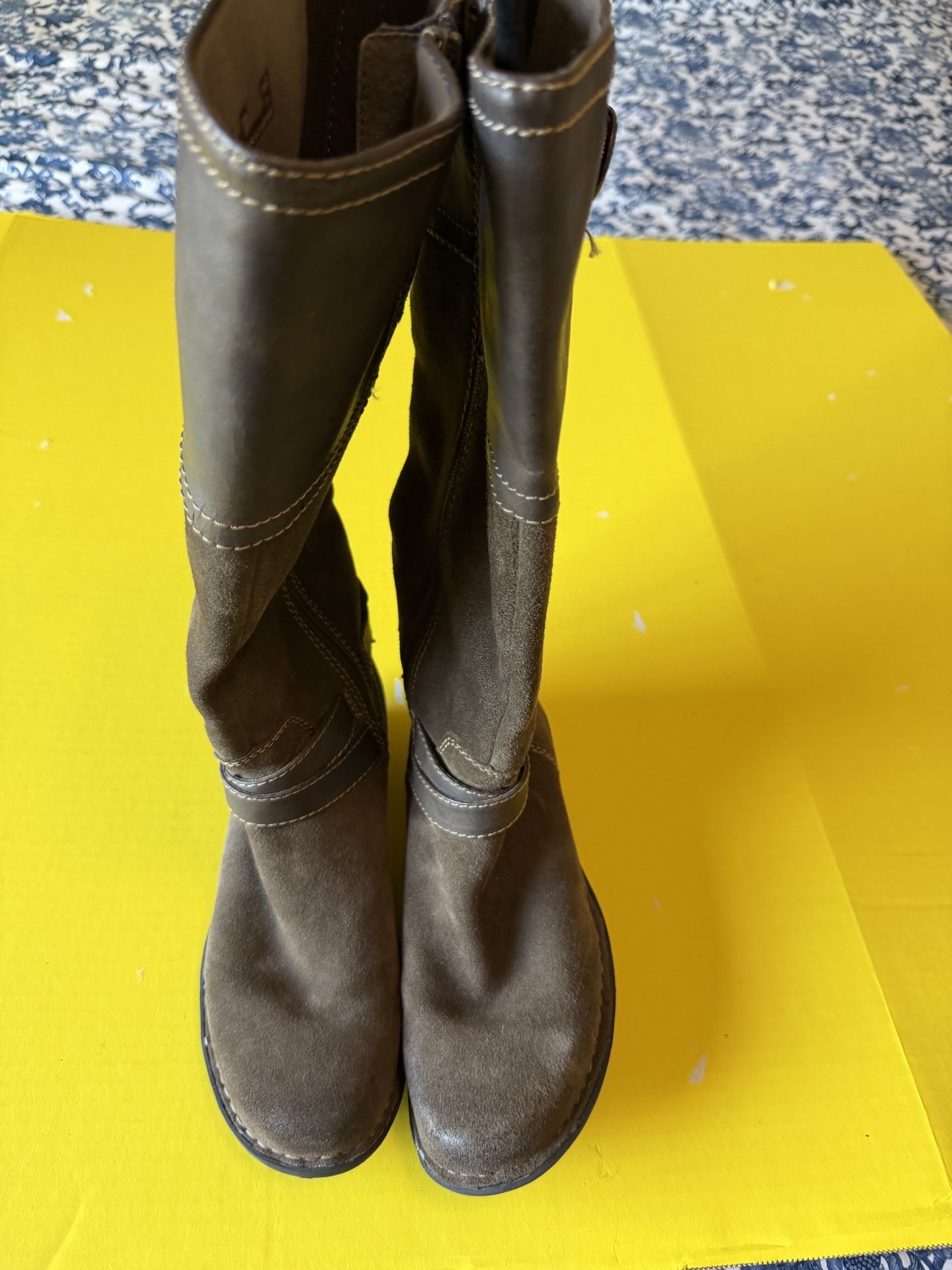 Clarks women’s tall boot size 7.5 Brown Suede