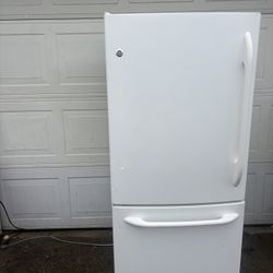 GE Refrigerator W-30” D-29,5” H-67”
