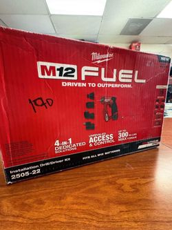 Milwaukee new Kit install drill driver , battery and charger
