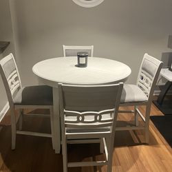 Round Dinning Room Table 