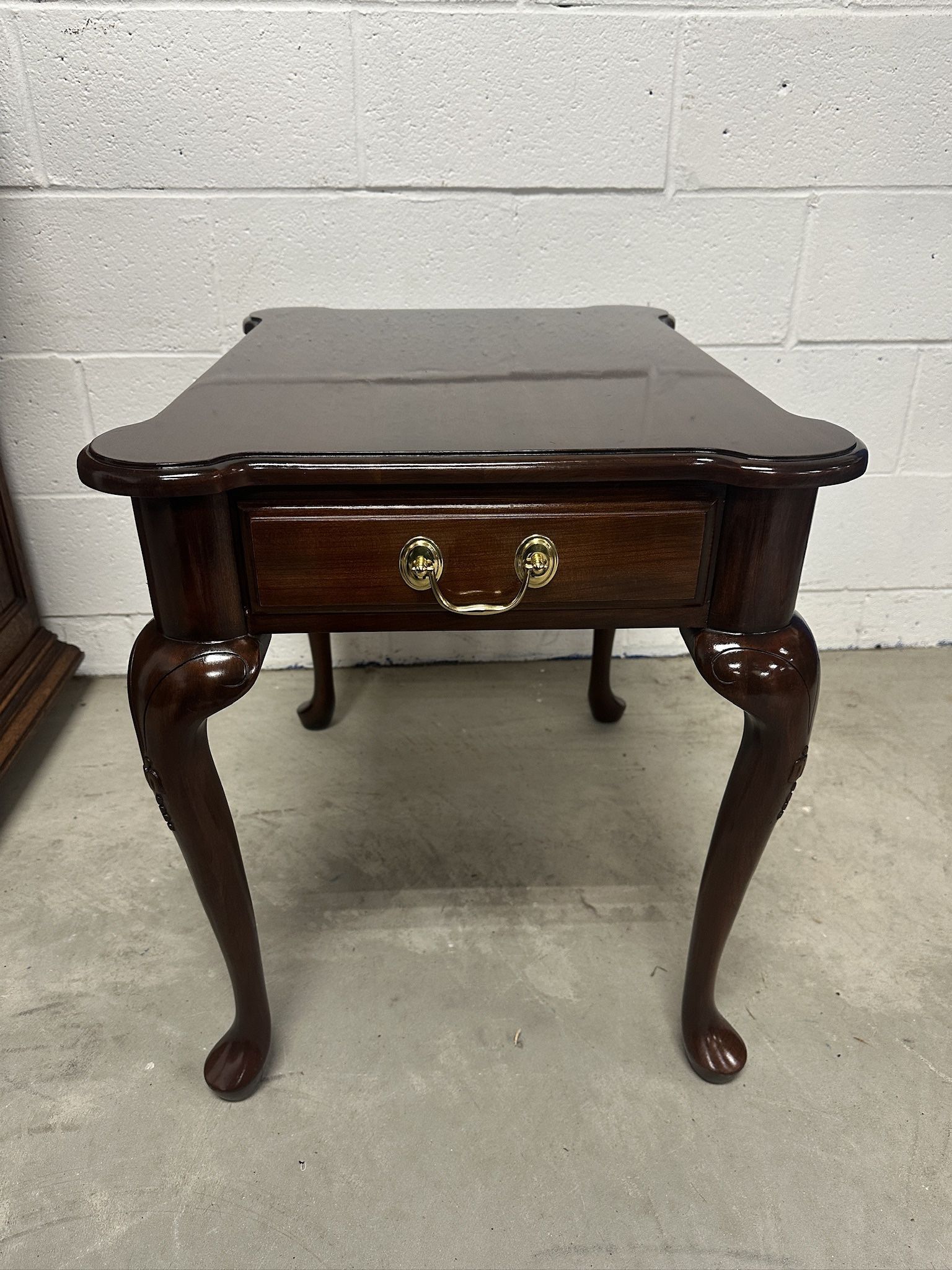 Vintage Queen Anne Style Cherry Harden Furniture Traditional Accent Table / Side Table / End Table