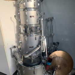 
Pearl Roadshow 5-Piece New Fusion Drum Set