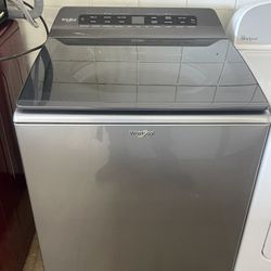 Digital Whirlpool Washer In Excellent Condition 