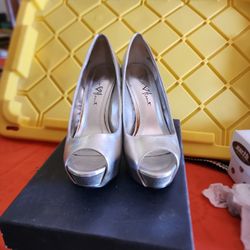 Lady's Shoes Size 9