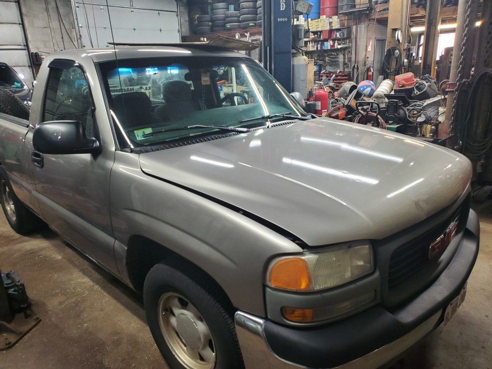 2000 GMC Sierra pickup truck for parts