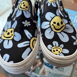 Vans Classic Slip On, Trippy Grin Floral Black, 7 women’s / 5.5 men’s