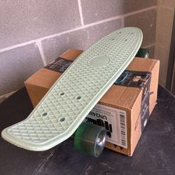 PENNY SKATEBOARD 🛹- EXCELLENT HARDLY USED CONDITION 