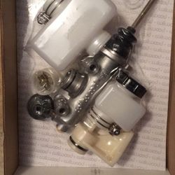 Wilwood Brake Master Cylinder Kit 5/8 Borep, With Reservoir Relocation Kit Included, BNIB Never Used. Figure Someone Else Could Put It To good Use!