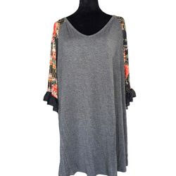 Egi Women’s Plus Size Short Sleeve Tunic Size 3XL Dark Grey Floral Sleeves   Chest 23” across Shoulders 18” across Length from pit 20”  Sleeve from pi