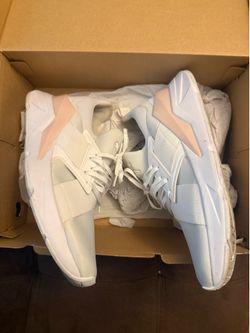 PUMA Women’s White & Pink Sneakers – Gently Used – Size women’s 10