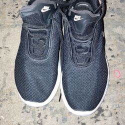 Nike Air Max Motion 2 Women’s Size 7.5