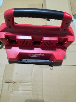 Milwaukee M18 Packout Six Bay Rapid Charger